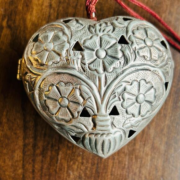 Vintage Metal Heart Shaped Room Freshener Closet Pompadour - Picture 3 of 11